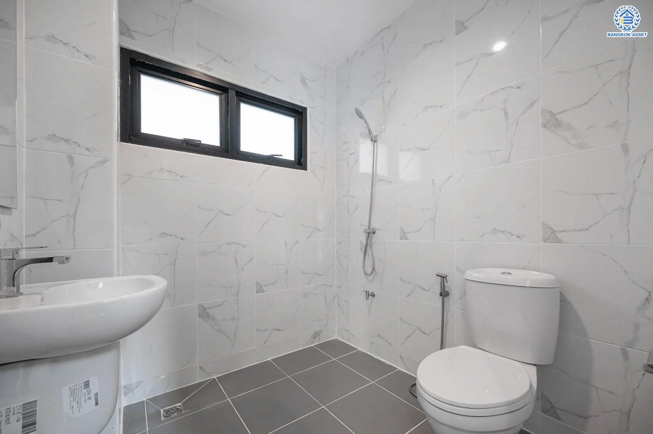 บ้านมือสองตกแต่งใหม่ โครงการ รติรมย์ 2 ราชพฤกษ์-กาญจนาภิเษก ซ.สวนผัก32 บ้านดีไซน์สวยพร้อมอยู่ เนื้อที่ 60 ตร.ว. ฟังก์ชัน 3 ห้องนอน 2 ห้องน้ำ 2 ที่จอดรถ บนทำเลศักยภาพ เชื่อมต่อหลายเส้นทางหลัก ใกล้ทางด่วน "ศรีรัช" และแหล่ง Community Mall ชั้นนำมากมาย